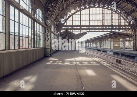 Bahnhof Vitebsky. Es war der erste Bahnhof, der in Sankt Petersburg und dem gesamten Russischen Reich gebaut wurde und 1837 eröffnet wurde. Heiliger Stockfoto