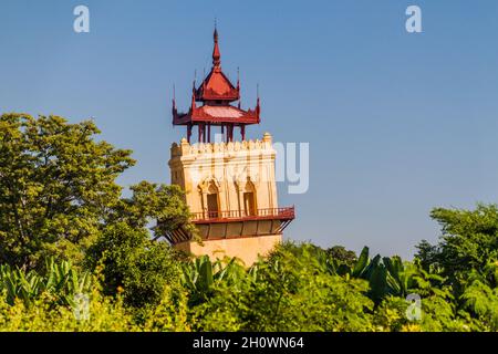 Wachturm beschädigt durch ein Erdbeben in der alten Stadt Inwa Ava in der Nähe von Mandalay, Myanmar Stockfoto