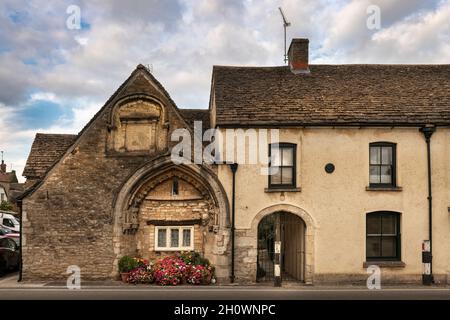 Das Wahrzeichen-Gebäude in Malmesbury, Wiltshire, verfügt über einen wunderschönen, reich verzierten Bogen und wurde ursprünglich als Hospital of 'St. John of Jerusalem' BU erbaut Stockfoto