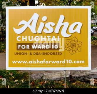Politisches Yard-Zeichen, das das Wählen für Aisha Chughtai in der lokalen Wahl für stadtkommissar von ward 10 in Minneapolis, Minnesota unterstützt Stockfoto