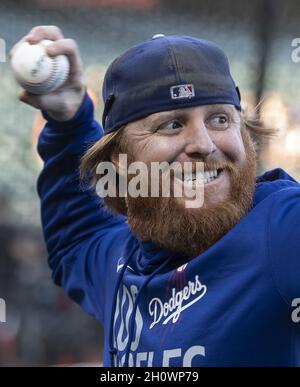 San Francisco, USA. Oktober 2021. Los Angeles Dodgers Justin Turner erwärmt sich am Donnerstag, den 14. Oktober 2021, um die San Francisco Giants in Spiel 5 der National League Division Series im Oracle Park in San Francisco zu spielen. Foto von Terry Schmitt/UPI Credit: UPI/Alamy Live News Stockfoto