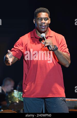 Hiawassee, GA, USA. Oktober 2021. Herschel Walker auf der Bühne für Lee Greenwood in Concert auf der Georgia Mountain Fall Fair, Anderson Music Hall, Hiawassee, GA, 14. Oktober 2021. Quelle: Derek Storm/Everett Collection/Alamy Live News Stockfoto