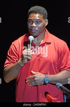 Hiawassee, GA, USA. Oktober 2021. Herschel Walker auf der Bühne für Lee Greenwood in Concert auf der Georgia Mountain Fall Fair, Anderson Music Hall, Hiawassee, GA, 14. Oktober 2021. Quelle: Derek Storm/Everett Collection/Alamy Live News Stockfoto