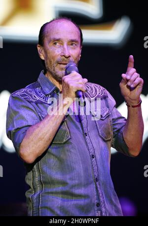 Hiawassee, GA, USA. Oktober 2021. Lee Greenwood auf der Bühne für Lee Greenwood in Concert auf der Georgia Mountain Fall Fair, Anderson Music Hall, Hiawassee, GA, 14. Oktober 2021. Quelle: Derek Storm/Everett Collection/Alamy Live News Stockfoto