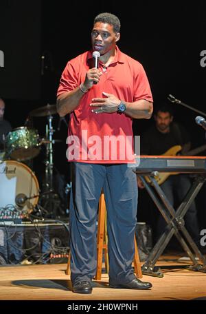 Hiawassee, GA, USA. Oktober 2021. Herschel Walker auf der Bühne für Lee Greenwood in Concert auf der Georgia Mountain Fall Fair, Anderson Music Hall, Hiawassee, GA, 14. Oktober 2021. Quelle: Derek Storm/Everett Collection/Alamy Live News Stockfoto