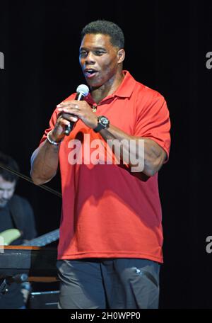 Hiawassee, GA, USA. Oktober 2021. Herschel Walker auf der Bühne für Lee Greenwood in Concert auf der Georgia Mountain Fall Fair, Anderson Music Hall, Hiawassee, GA, 14. Oktober 2021. Quelle: Derek Storm/Everett Collection/Alamy Live News Stockfoto