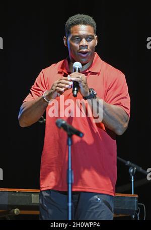 Hiawassee, GA, USA. Oktober 2021. Herschel Walker auf der Bühne für Lee Greenwood in Concert auf der Georgia Mountain Fall Fair, Anderson Music Hall, Hiawassee, GA, 14. Oktober 2021. Quelle: Derek Storm/Everett Collection/Alamy Live News Stockfoto