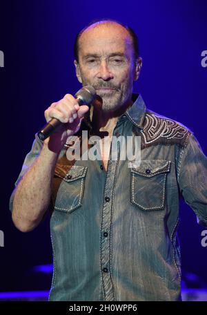 Hiawassee, GA, USA. Oktober 2021. Lee Greenwood auf der Bühne für Lee Greenwood in Concert auf der Georgia Mountain Fall Fair, Anderson Music Hall, Hiawassee, GA, 14. Oktober 2021. Quelle: Derek Storm/Everett Collection/Alamy Live News Stockfoto