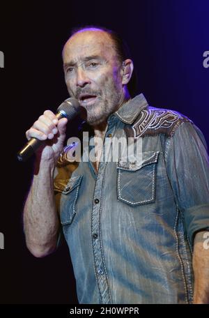 Hiawassee, GA, USA. Oktober 2021. Lee Greenwood auf der Bühne für Lee Greenwood in Concert auf der Georgia Mountain Fall Fair, Anderson Music Hall, Hiawassee, GA, 14. Oktober 2021. Quelle: Derek Storm/Everett Collection/Alamy Live News Stockfoto