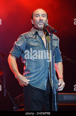 Hiawassee, GA, USA. Oktober 2021. Lee Greenwood auf der Bühne für Lee Greenwood in Concert auf der Georgia Mountain Fall Fair, Anderson Music Hall, Hiawassee, GA, 14. Oktober 2021. Quelle: Derek Storm/Everett Collection/Alamy Live News Stockfoto