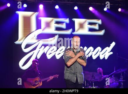 Hiawassee, GA, USA. Oktober 2021. Lee Greenwood auf der Bühne für Lee Greenwood in Concert auf der Georgia Mountain Fall Fair, Anderson Music Hall, Hiawassee, GA, 14. Oktober 2021. Quelle: Derek Storm/Everett Collection/Alamy Live News Stockfoto