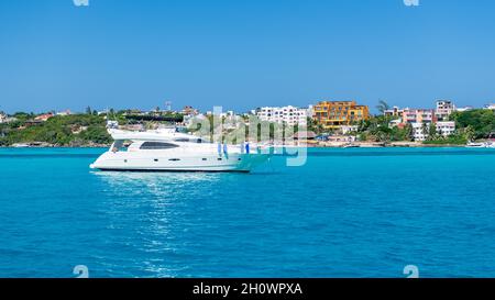 Yachten in Isla Mujeres türkisblaues Wasser, Mexiko, 2021 Stockfoto