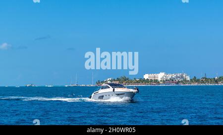 Yachten in Isla Mujeres türkisblaues Wasser, Mexiko, 2021 Stockfoto