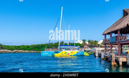 Catamara an einem reetgedeckten Gebäude in Isla Mujeres, Mexiko, 2021 Stockfoto