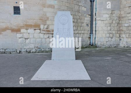 Norwich, Großbritannien. Edith Cavells Ruhestätte vor der Kathedrale von Norwich. Edith arbeitete als Krankenschwester im deutsch besetzten Belgien während des Ersten Weltkriegs. Stockfoto