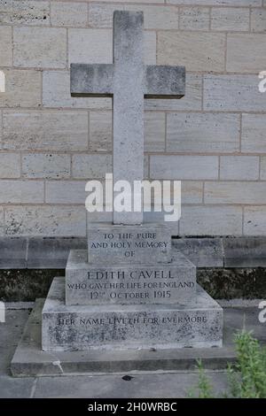 Norwich, Großbritannien. Edith Cavells Ruhestätte vor der Kathedrale von Norwich. Edith arbeitete als Krankenschwester im deutsch besetzten Belgien während des Ersten Weltkriegs. Stockfoto