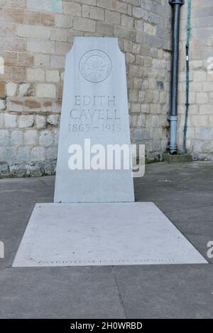 Norwich, Großbritannien. Edith Cavells Ruhestätte vor der Kathedrale von Norwich. Edith arbeitete als Krankenschwester im deutsch besetzten Belgien während des Ersten Weltkriegs. Stockfoto