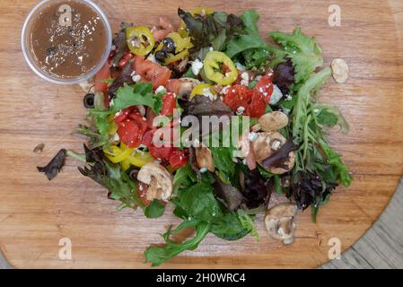 Blick von oben auf die Beilage des Gartensalats mit balsalmischer Vinaigrette ist die perfekte Vorspeise für eine herzhafte Mahlzeit zu essen. Stockfoto