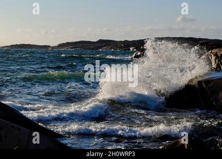 Dramatisches Meer im Fjällbacka-Archipel an der schwedischen Westküste Stockfoto