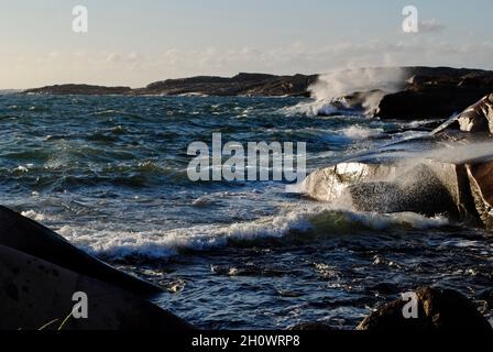 Dramatisches Meer im Fjällbacka-Archipel an der schwedischen Westküste Stockfoto