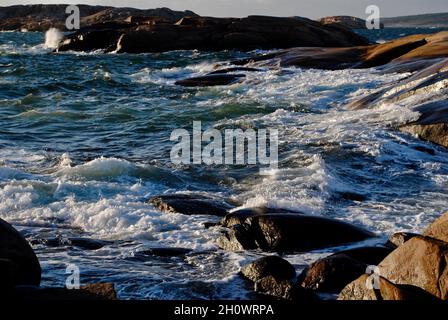 Dramatisches Meer im Fjällbacka-Archipel an der schwedischen Westküste Stockfoto