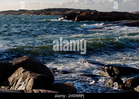 Dramatisches Meer im Fjällbacka-Archipel an der schwedischen Westküste Stockfoto