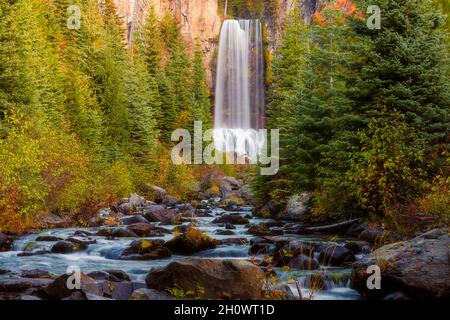 Die Tumalo Falls bei Bend Oregon wurden im Herbst tief auf dem Tumalo Creek gedreht. Stockfoto