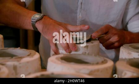 Ein Mann arbeitet in einer Töpferwerkstatt Stockfoto