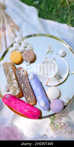 Ein Blick von oben auf buntes Gebäck Stockfoto