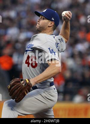 San Francisco, USA. Oktober 2021. Los Angeles Dodgers Pitcher Corey Knebel wirft zu den San Francisco Giants in der ersten Inning während Spiel 5 der National League Division Series im Oracle Park am Donnerstag, 14. Oktober 2021 in San Francisco. Foto von George Nikitin/UPI Credit: UPI/Alamy Live News Stockfoto