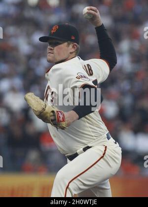 San Francisco, USA. Oktober 2021. San Francisco Giants Pitcher Logan Webb wirft zu den Los Angeles Dodgers in der ersten Inning während Spiel 5 der National League Division Series im Oracle Park am Donnerstag, 14. Oktober 2021 in San Francisco. Foto von George Nikitin/UPI Credit: UPI/Alamy Live News Stockfoto