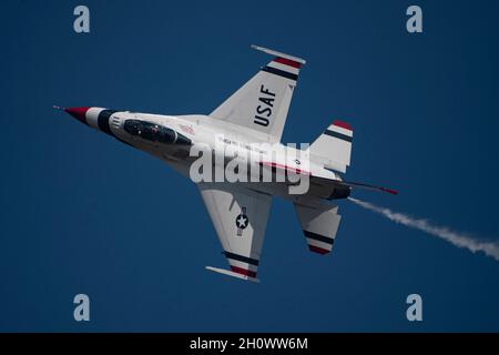 Maj. Kyle Oliver, United States Air Force Air Demonstration Squadron 'Thunderbirds' gegen Alleinpilot, führt während der Wings over Houston Airshow in Houston, Texas, am 8. Oktober 2021 einen Messerkantenpass durch. Der Messerkantenpass ist ein Manöver, bei dem der Pilot sich um neunzig Grad nach links dreht und den Flug über das Ausstellungszentrum aufrecht hält. (USA Foto der Luftwaffe von Staff Sgt. Andrew D. Sarver) Stockfoto