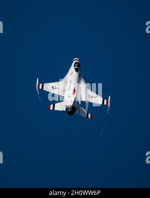 Maj. Kyle Oliver, United States Air Force Air Demonstration Squadron 'Thunderbirds', gegnerischer Alleinpilot, absolviert während der Wings over Houston Airshow in Houston, Texas, am 8. Oktober 2021 ein maximales Split-s-Manöver. Das gegnerische Solo führt dieses Manöver beim Start als Teil ihrer Einführung in die Performance durch. (USA Foto der Luftwaffe von Staff Sgt. Andrew D. Sarver) Stockfoto