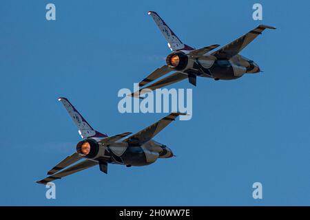 Alleinpiloten der US Air Force Air Demonstration Squadron „Thunderbirds“ passieren während der Wings over Houston Air Show in Houston, Texas, am 8. Oktober 2021 das Ausstellungszentrum. Die beiden Alleinpiloten passieren die Menge auf ihrem Weg, um sich den anderen vier Flugzeugen anzuschließen, um die Delta-Formation zu bilden. (USA Foto der Luftwaffe von Staff Sgt. Andrew D. Sarver) Stockfoto