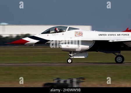 Maj. Kyle Oliver, United States Air Force Air Demonstration Squadron 'Thunderbirds' gegen Alleinpilot, landet nach der Wings over Houston Airshow in Houston, Texas, am 6. Oktober 2021 seinen F-16C Kampfjet Falcon. Neben der F-16 hat Oliver fast 1000 Stunden im F-22 Raptor geloggt. (USA Foto der Luftwaffe von Staff Sgt. Andrew D. Sarver) Stockfoto