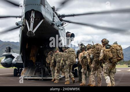 Soldaten der 2. Staffel, des 14. Kavallerieregiments, der 25. Infanteriedivision, führen am 13. Oktober 2021 in Schofield Barracks, Hawaii, eine Einsatzbereitschaft an der Seite der Marine Corps Aviation durch. Die Soldaten wurden in den frühen Morgenstunden benachrichtigt, um sich für einen Einsatz vorzubereiten, So bald wie möglich, der innerhalb von 12 Stunden nach der Benachrichtigung abging, um eine Trainingsübung in der Pacific Missile Range Facility, Barking Sands, Kauai, Hawaii, durchzuführen. Die Übung zeigt Flugbewegungen zwischen den Inseln auf US Army UH-60 Blackhawks und US Marine Corps CH-53E Superhengsten. (USA Foto der Armee von Staff Sgt. Thomas Calv Stockfoto