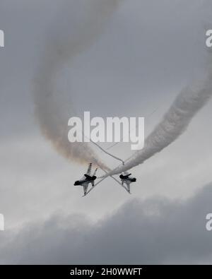 Das US Air Force Air Demonstration Squadron „Thunderbirds“ führt und gegnerische Solopiloten an, führen die Crossover-Pause auf der „New York International Air Show“ in New Windsor, New York, am 28. August 2021 durch. Seit 1953 dient das Thunderbirds-Team als Amerikas führendes Flugdemonstrationsgeschwader, das mit der lebenswichtigen Mission betraut ist, vergangene, gegenwärtige und zukünftige Flieger zu rekrutieren, zu halten und zu inspirieren. (USA Air Force Photo/SSgt Laurel Richards) Stockfoto