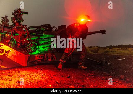 U.S. Marines with Echo Battery, Bataillon Landing Team 3/5, 31st Marine Expeditionary Unit (MEU), betreiben eine M777 geschleppte 155 mm Haubitze während einer nächtlichen Live-Feuerübung auf Camp Fuji, Japan, 16. September 2021. Echo Battery führte Schulungen durch, um die Gerätekenntnisse zu erhalten und die Standardbetriebsverfahren der Einheit zu verfeinern. Die 31. MEU, die einzige kontinuierlich im Vorlauf eingesetzte MEU des Marine Corps, stellt eine flexible und tödliche Truppe bereit, die als führende Krisenreaktionstruppe in der Indo-Pazifik-Region eine breite Palette von Militäroperationen durchführen kann. (USA Marine Corps Foto von Lance CPL. Grac Stockfoto