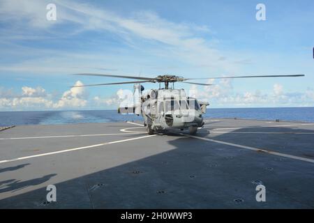 PHILIPPINISCHES MEER, 19. September 2021- Ein Hubschrauber der Serie MH-60s, der an das Helicopter Sea Combat Squadron (HSC) 25 angeschlossen ist, landet auf HMNZZ Aotearoa, um eine medizinische Evakuierung zu unterstützen. HSC 25 ist das einzige forward-deployed Expeditions-Geschwader der Marine MH-60S und unterhält eine 24-stündige Such- und Rettungs- sowie medizinische Evakuierungsalizierung in Guam, die die US-Küstenwache und die Joint Region Marianas direkt unterstützt, um die Sicherheit im Einsatzgebiet der 7. Flotte der USA zu gewährleisten. HSC 25 ist das einzige forward-deployed Expeditionsgeschwader der Marine MH-60S (mit freundlicher Genehmigung der Royal New Zealand Navy) Stockfoto