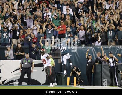 Philadelphia, Usa. Oktober 2021. Philadelphia Eagles Zach Ertz feiert nach einem Touchdown im ersten Quartal gegen die Tampa Bay Buccaneers in der 6. Woche der NFL-Saison im Lincoln Financial Field in Philadelphia am Donnerstag, den 14. Oktober 2021. Foto von John Angelillo/UPI Credit: UPI/Alamy Live News Stockfoto