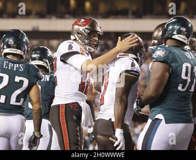 Philadelphia, Usa. Oktober 2021. Tampa Bay Buccaneers Tom Brady feiert mit Leonard Fournette, nachdem er in der 6. Woche der NFL-Saison im Lincoln Financial Field in Philadelphia am Donnerstag, den 14. Oktober 2021, einen Touchdown im 2. Quartal gegen die Philadelphia Eagles erzielt hat. Foto von John Angelillo/UPI Credit: UPI/Alamy Live News Stockfoto