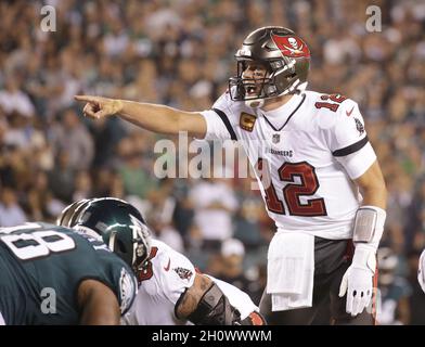 Philadelphia, Usa. Oktober 2021. Die Buccaneers von Tampa Bay, Tom Brady, rufen in der Woche 6 der NFL-Saison im Lincoln Financial Field in Philadelphia am Donnerstag, den 14. Oktober 2021, auf der Scrimmage-Linie im 2. Quartal gegen die Philadelphia Eagles aus. Foto von John Angelillo/UPI Credit: UPI/Alamy Live News Stockfoto