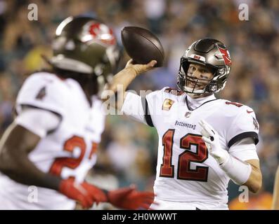 Philadelphia, Usa. Oktober 2021. Tampa Bay Buccaneers Tom Brady wirft einen Pass im ersten Quartal gegen die Philadelphia Eagles in Woche 6 der NFL-Saison auf Lincoln Financial Field in Philadelphia am Donnerstag, 14. Oktober 2021. Foto von John Angelillo/UPI Credit: UPI/Alamy Live News Stockfoto