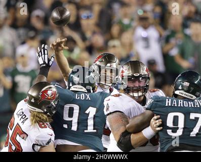 Philadelphia, Usa. Oktober 2021. Tampa Bay Buccaneers Tom Brady wirft einen Pass im ersten Quartal gegen die Philadelphia Eagles in Woche 6 der NFL-Saison auf Lincoln Financial Field in Philadelphia am Donnerstag, 14. Oktober 2021. Foto von John Angelillo/UPI Credit: UPI/Alamy Live News Stockfoto