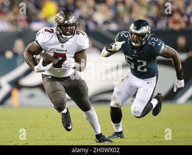 Philadelphia, Usa. Oktober 2021. Tampa Bay BuccaneersLeonard Fournette trägt den Fußball im ersten Quartal gegen die Philadelphia Eagles in Woche 6 der NFL-Saison auf dem Lincoln Financial Field in Philadelphia am Donnerstag, 14. Oktober 2021. Foto von John Angelillo/UPI Credit: UPI/Alamy Live News Stockfoto