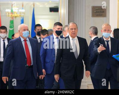 Minsk, Weißrussland. Oktober 2021. Der russische Außenminister Sergei Lawrow (2. R, Front) nimmt an der Sitzung des Rates der Außenminister der Gemeinschaft unabhängiger Staaten (GUS) in Minsk, Weißrussland, am 14. Oktober 2021 Teil. Das Treffen des GUS-Außenministers fand am Donnerstag in Minsk statt. Quelle: Zhinkov Henadz/Xinhua/Alamy Live News Stockfoto