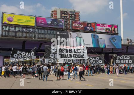 Ciudad De Buenos Aires, Argentinien. Oktober 2021. Der Schnitt erfolgte auf der Maipu Avenue in Puente Saavedra, was den Einzug von Fahrzeugen aus dem Norden in die Stadt verhinderte. (Foto: Esteban Osorio/Pacific Press) Quelle: Pacific Press Media Production Corp./Alamy Live News Stockfoto