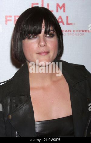 Selma Blair nimmt am 23. April 2010 an der Premiere von „Nice Guy Johnny“ beim Tribeca Film Festival im BMCC/TPAC Theater in New York City Teil. Foto: Henry McGee/MediaPunch Stockfoto