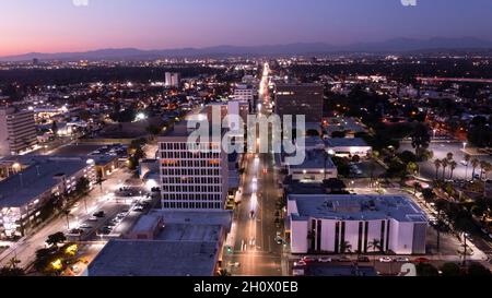 Blick auf die Skyline der Dämmerung auf das Stadtzentrum von Santa Ana, Kalifornien, USA. Stockfoto