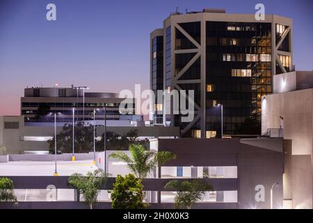 Blick auf die Skyline der Dämmerung auf das Stadtzentrum von Santa Ana, Kalifornien, USA. Stockfoto